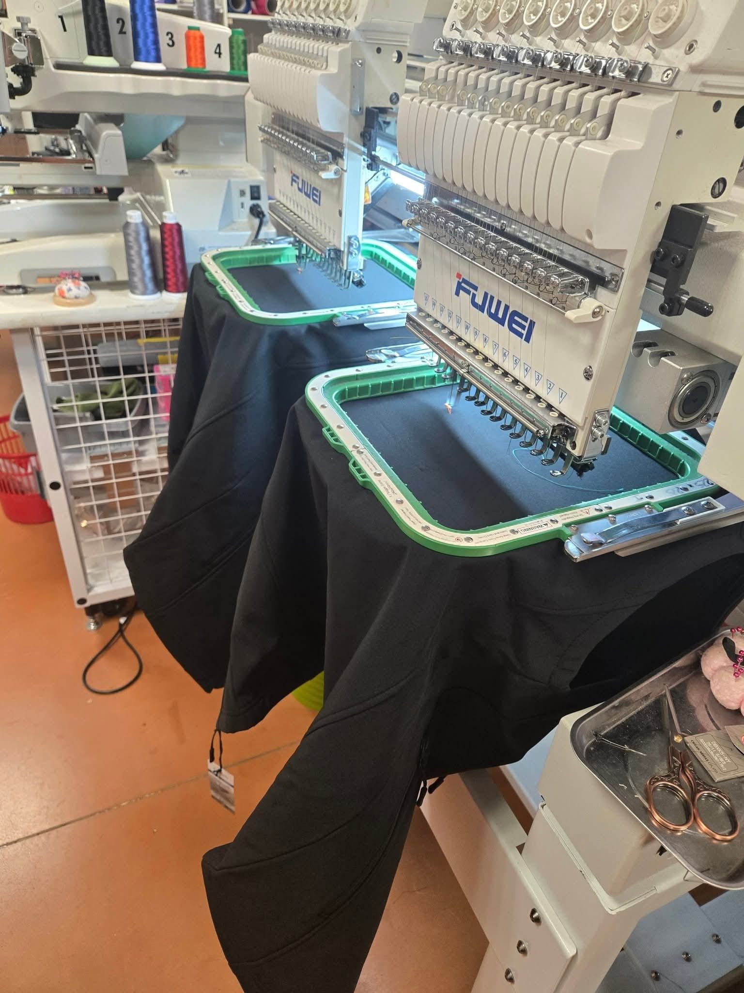 mpression professionnelle réalisée par Publi Services à Beaumont-de-Lomagne
Textile personnalisé et broderie pour entreprise locale
Signalétique et panneaux publicitaires à Beaumont-de-Lomagne
Atelier Publi Services – impression et personnalisation textile