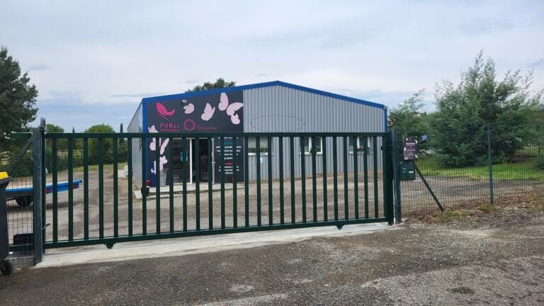 mpression professionnelle réalisée par Publi Services à Beaumont-de-Lomagne
Textile personnalisé et broderie pour entreprise locale
Signalétique et panneaux publicitaires à Beaumont-de-Lomagne
Atelier Publi Services – impression et personnalisation textile