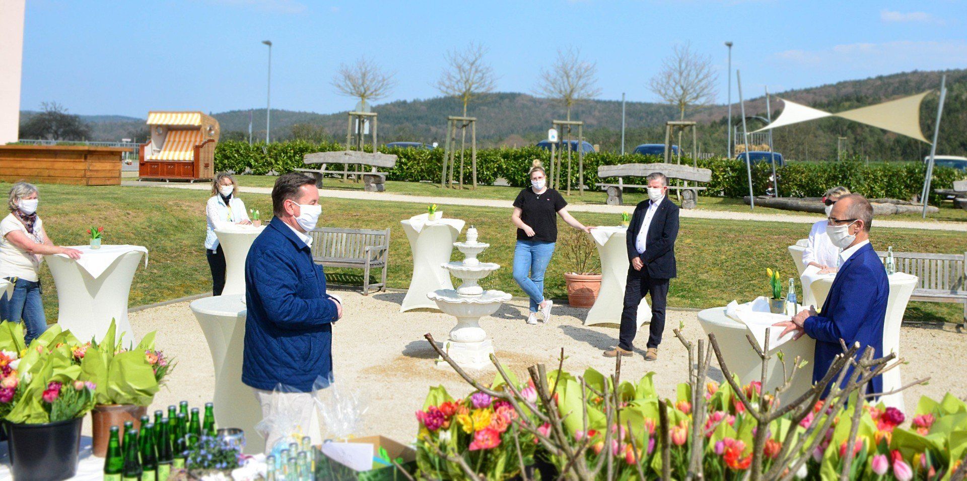 Rotary Club übergibt Blumen an Bewohner