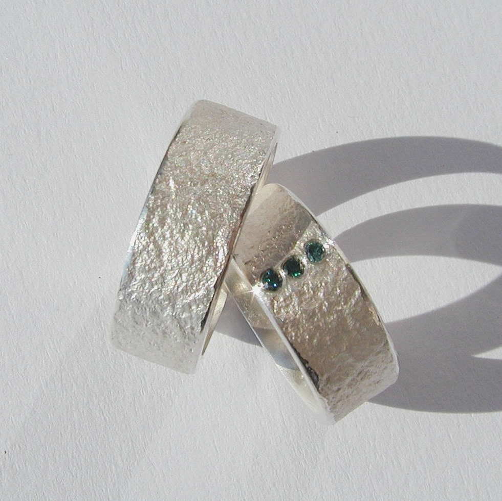 Trauringe, Eheringe Silber, grobe Struktur und blauen Diamant, Brillant