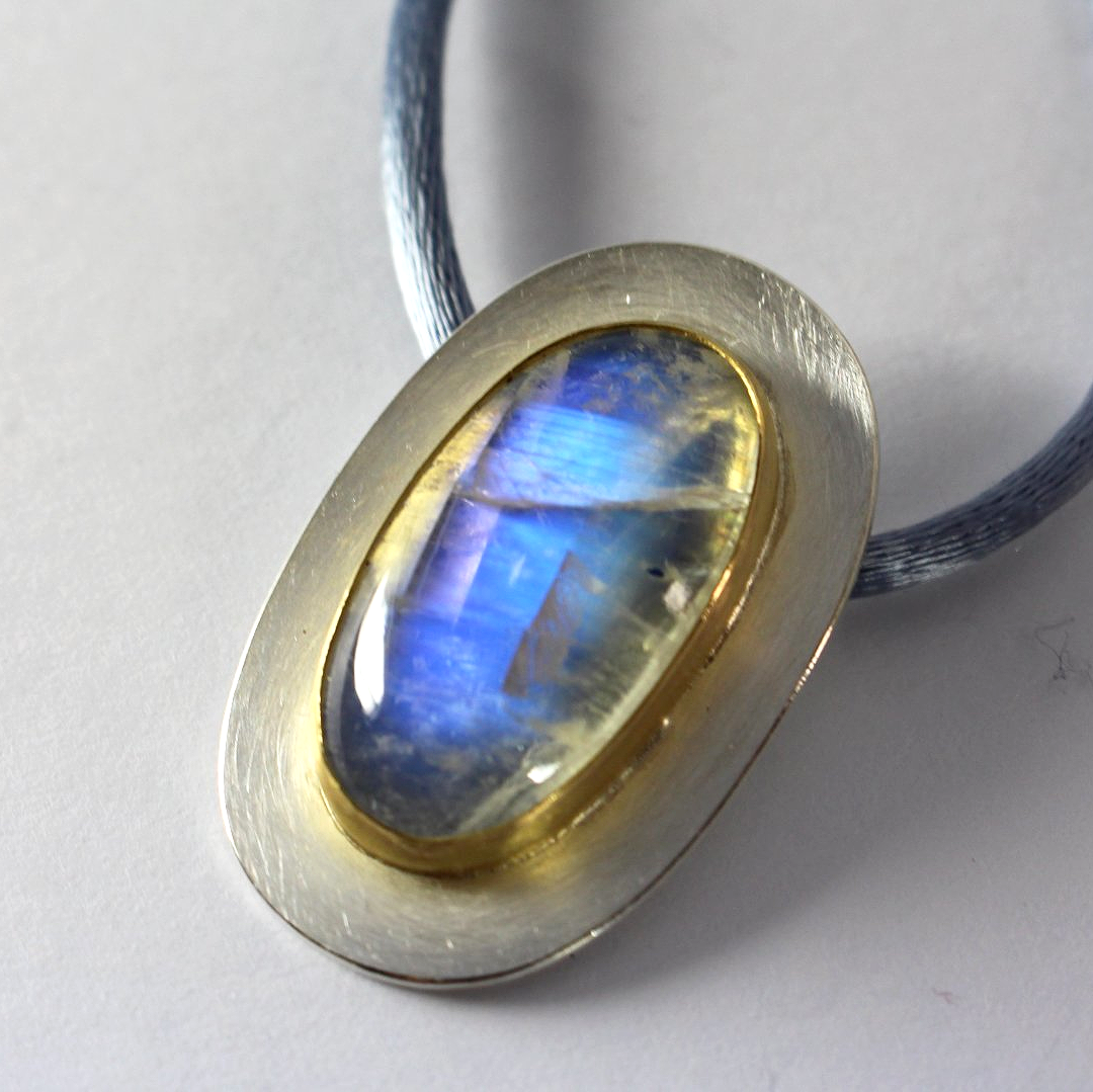 Anhänger, Mondstein, Gold, Silber, regenbogenmondstein, Goldschmiedearbeit, Handarbeit, Martina Merkle
