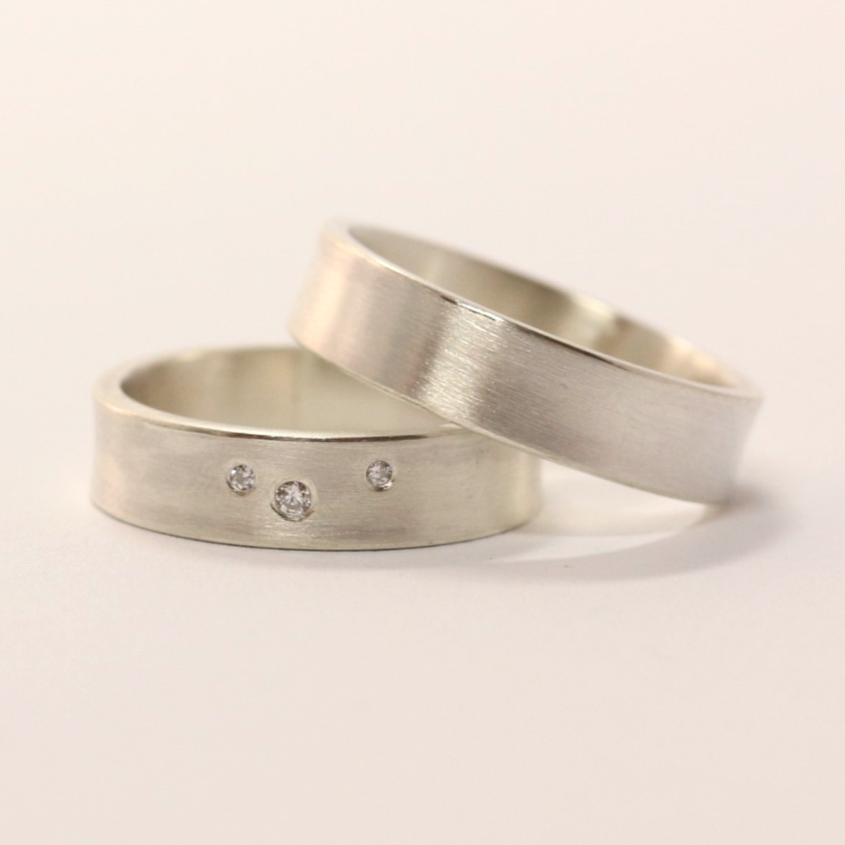 Trauringe, Eheringe Silber, seidenmatt, konkav, mit Diamanten, Brillanten