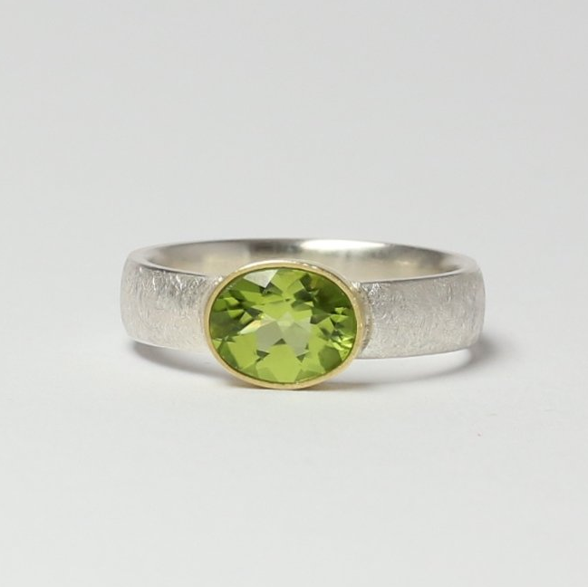 Ring, Peridot, Peridotring, Edelsteinring, Goldschmiedearbeit, Handarbeit, Martina Merkle