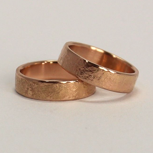 Trauringe, Eheringe Rotgold und Struktur