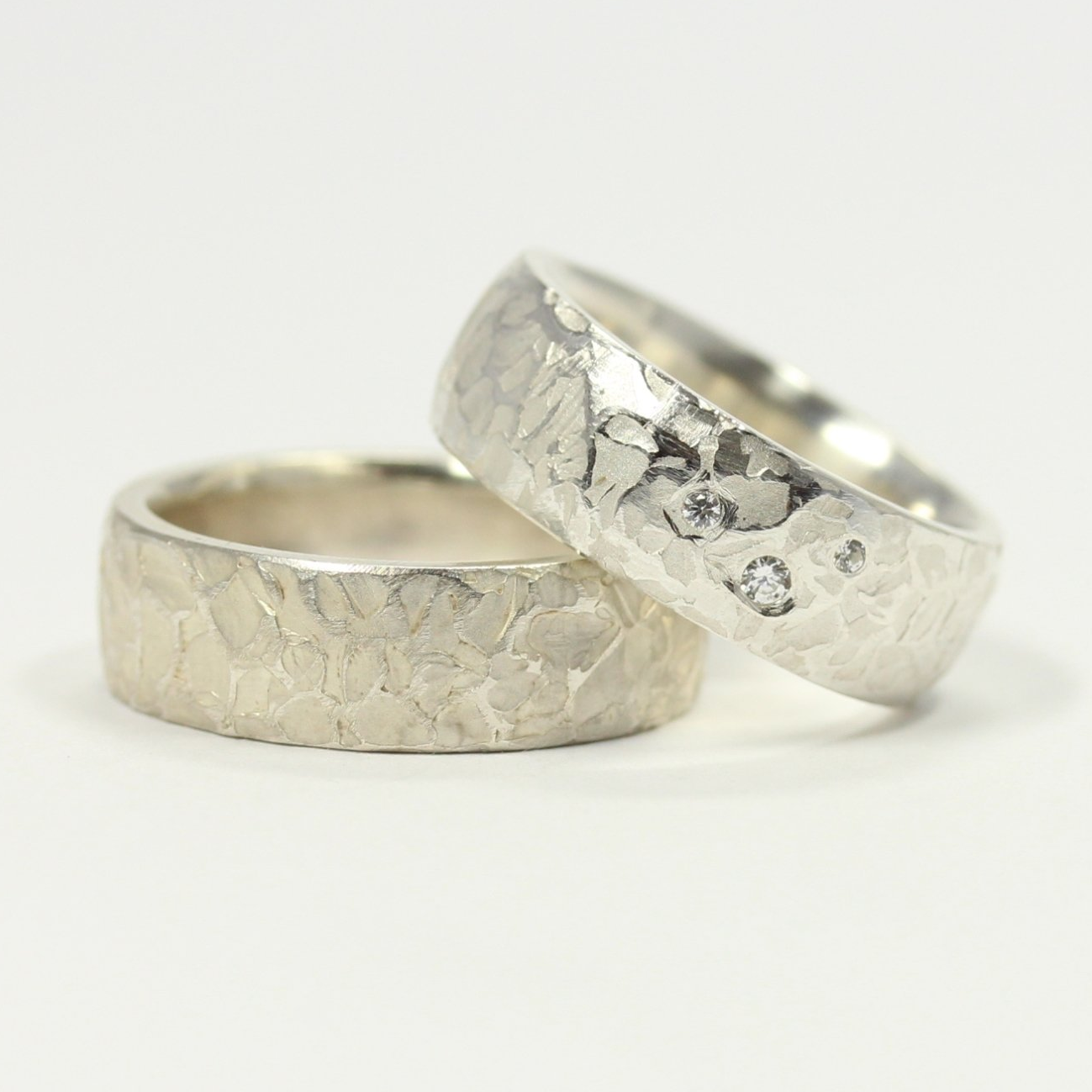 Trauringe, Eheringe Silber, grobe Struktur mit Diamant, Brillant