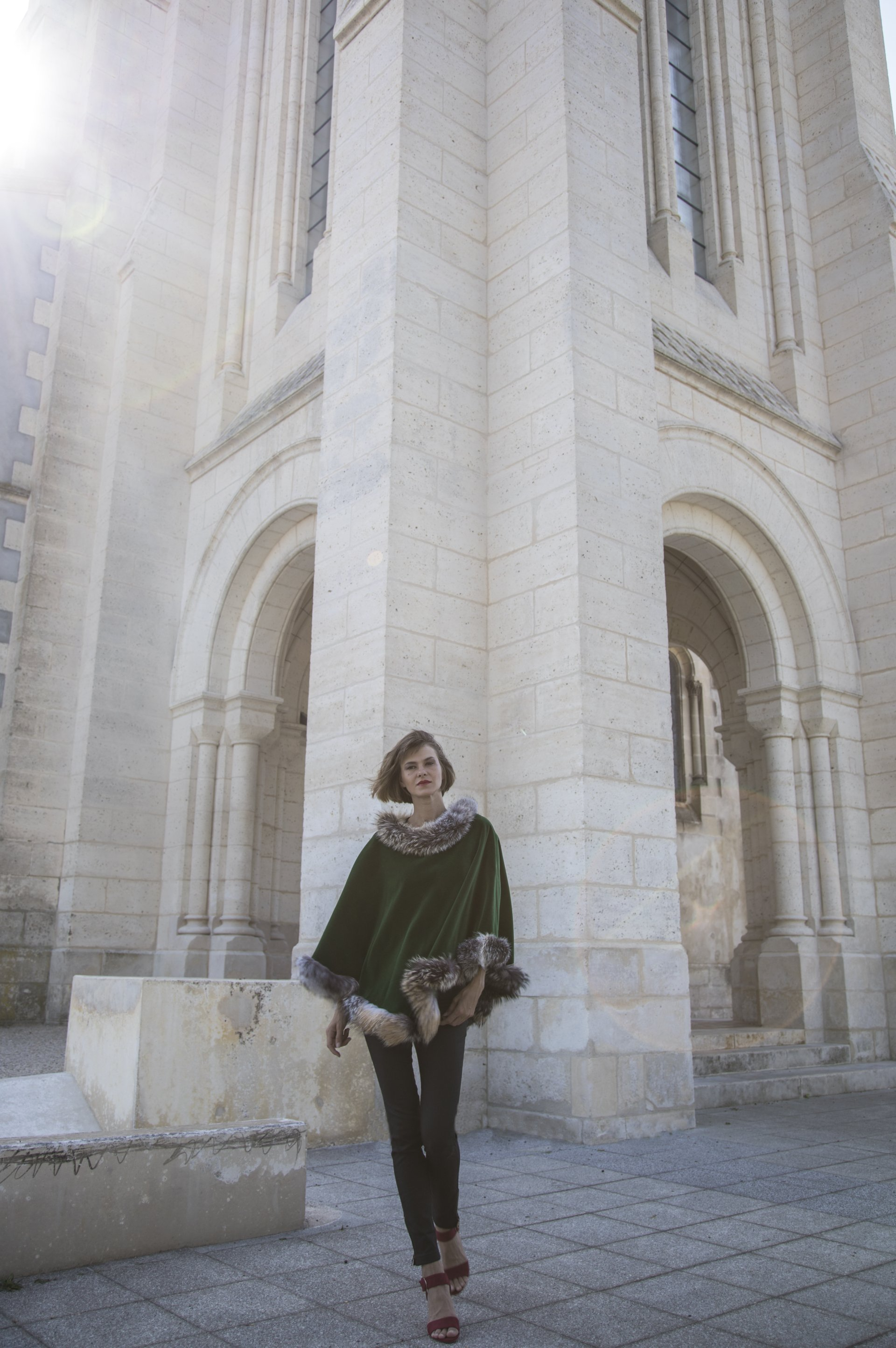 어떤 옷차림에도 완벽한 마무리 - 퍼 판초 실버 폭스 트리밍이 돋보이는 아늑한 캐시미어 판초