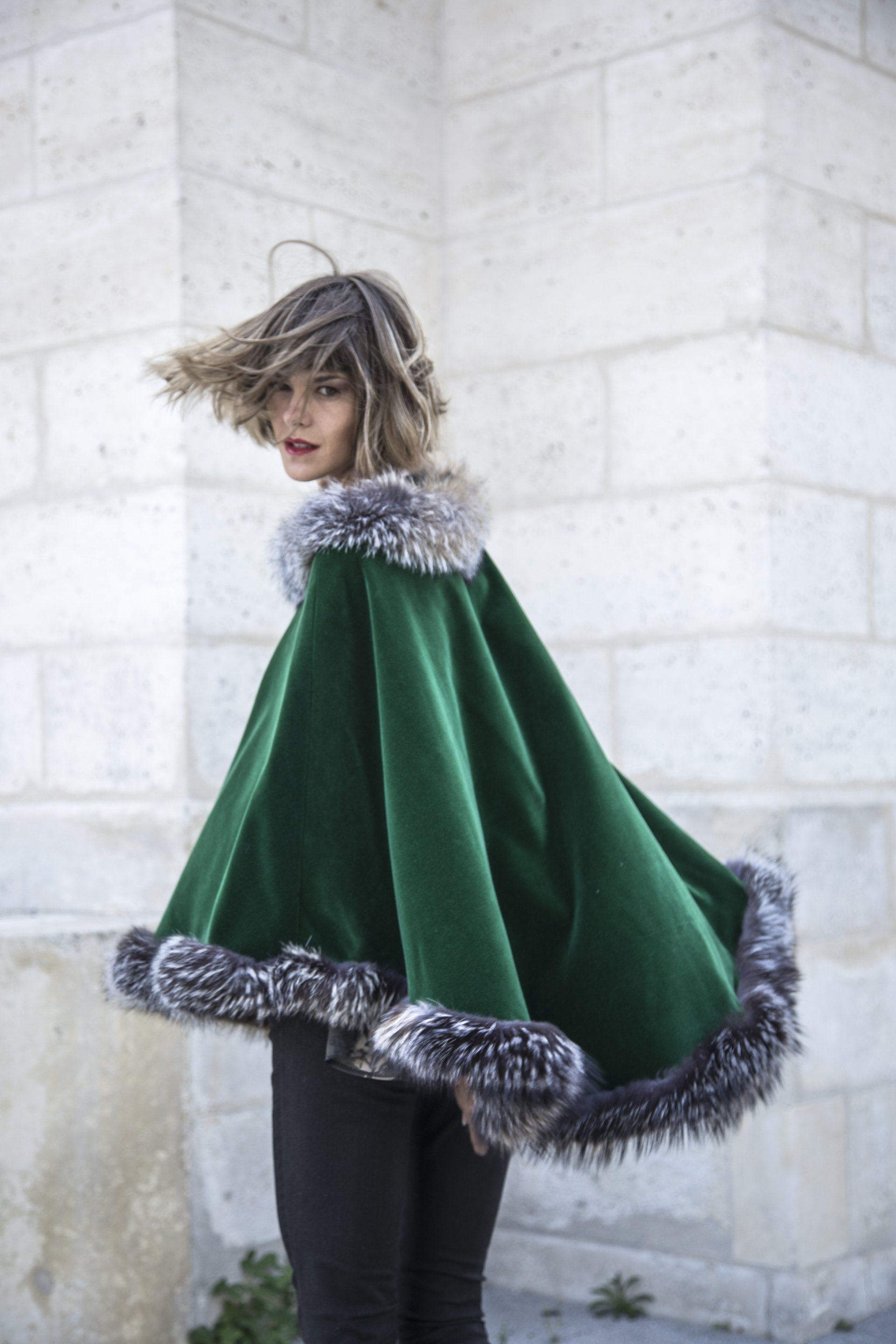 Ein Pelzponcho ist der ultimative Weg, um Ihren Look aufzuwerten Erhöhen Sie Ihren Stil mit einem eleganten Samtponcho mit Pelzborte