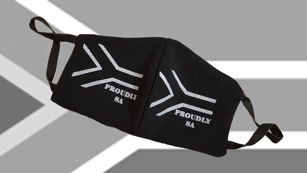 Mit strengem Gesicht und ernster Stimme warnt die Politik vor einer Verschlimmerung der Pandemie. Schild mit aufgemaltem, wütendem Gesicht vor Backsteinwand