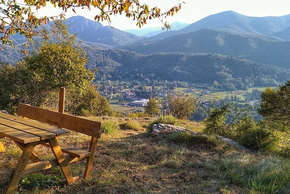 Bardineto, percorsi e panorami sui sentieri da trekking e mountain bike. Bardineto, paths and views on the hiking and mountain biking trails.