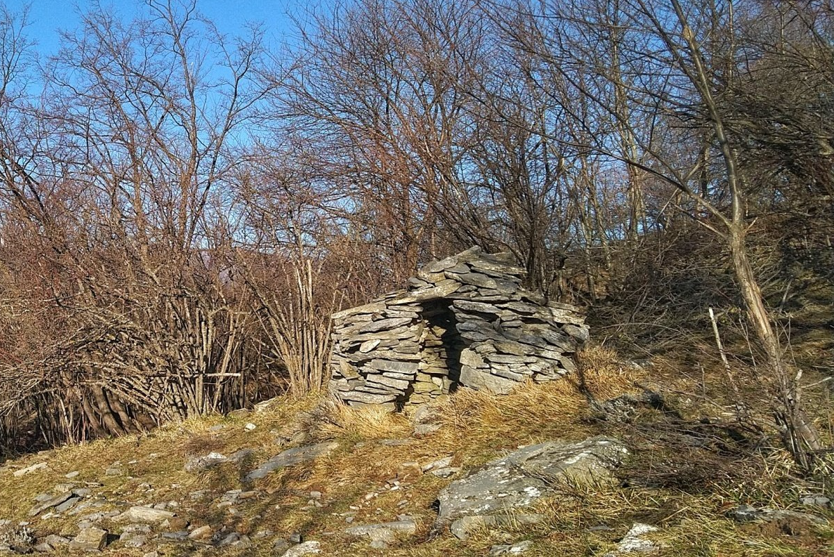 Bardineto, percorsi e panorami sui sentieri da trekking e mountain bike. Bardineto, paths and views on the hiking and mountain biking trails. Bardineto. Bardineto Outdoor. Trekking, e-bike, mtb, outdoor, Alta Via dei Monti Liguri, Sentiero Balcone dei Balzi Rossi, boschi , panorami , Finale Ligure , Loano , Finale Outdoor Region.