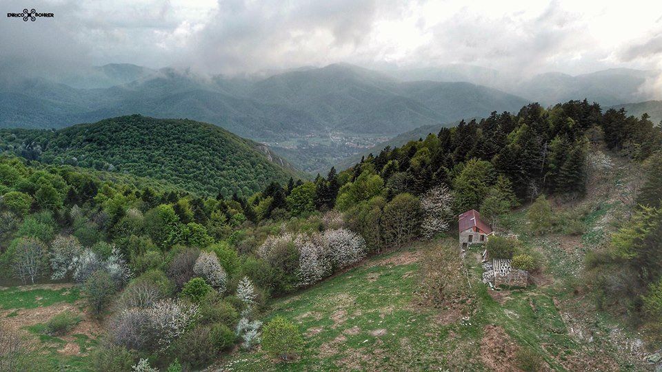 Cascina di Catalano, e sullo sfondo Bardineto Bardineto, percorsi e panorami sui sentieri da trekking e mountain bike. Bardineto, paths and views on the hiking and mountain biking trails. Bardineto. Bardineto Outdoor. Trekking, e-bike, mtb, outdoor, Alta Via dei Monti Liguri, Sentiero Balcone dei Balzi Rossi, boschi , panorami , Finale Ligure , Loano , Finale Outdoor Region.