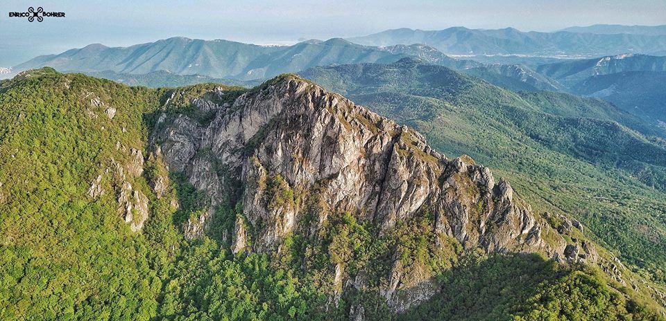 Rocca Barbena Bardineto, percorsi e panorami sui sentieri da trekking e mountain bike. Bardineto, paths and views on the hiking and mountain biking trails. Bardineto. Bardineto Outdoor. Trekking, e-bike, mtb, outdoor, Alta Via dei Monti Liguri, Sentiero Balcone dei Balzi Rossi, boschi , panorami , Finale Ligure , Loano , Finale Outdoor Region.