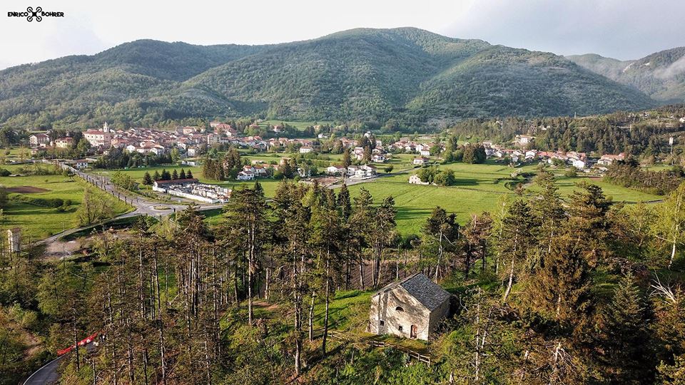 Bardineto visto da San Nicolò Bardineto, percorsi e panorami sui sentieri da trekking e mountain bike. Bardineto, paths and views on the hiking and mountain biking trails. Bardineto. Bardineto Outdoor. Trekking, e-bike, mtb, outdoor, Alta Via dei Monti Liguri, Sentiero Balcone dei Balzi Rossi, boschi , panorami , Finale Ligure , Loano , Finale Outdoor Region.