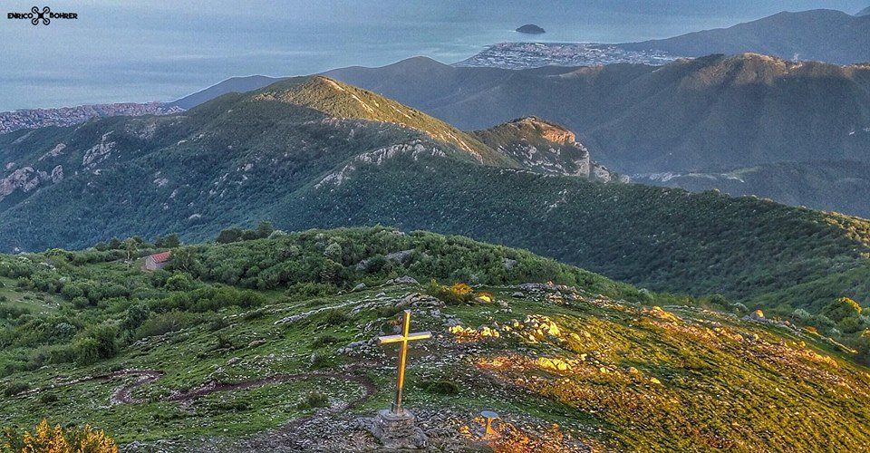 Panorama da Monte Carmo Bardineto, percorsi e panorami sui sentieri da trekking e mountain bike. Bardineto, paths and views on the hiking and mountain biking trails. Bardineto. Bardineto Outdoor. Trekking, e-bike, mtb, outdoor, Alta Via dei Monti Liguri, Sentiero Balcone dei Balzi Rossi, boschi , panorami , Finale Ligure , Loano , Finale Outdoor Region.