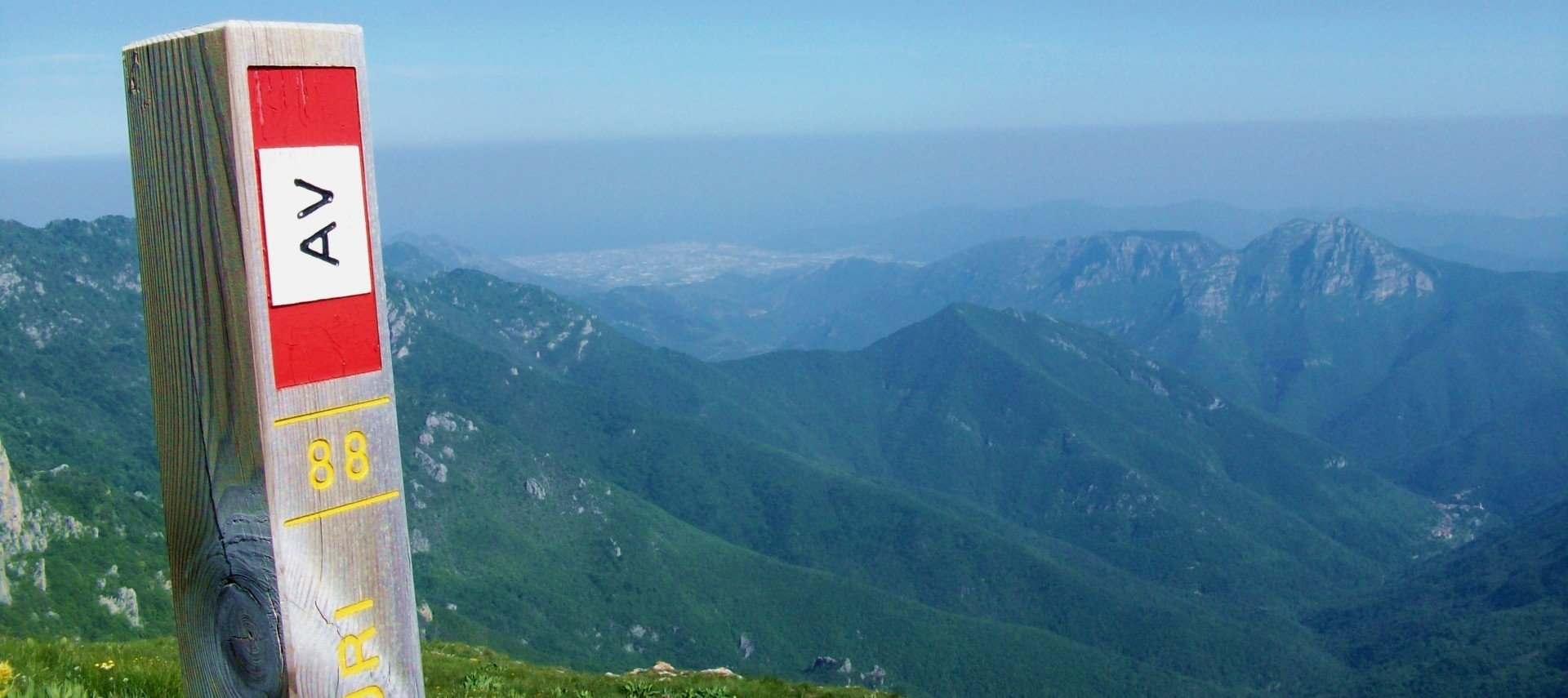 Bardineto, percorsi e panorami sui sentieri da trekking e mountain bike. Bardineto, paths and views on the hiking and mountain biking trails. Bardineto. Bardineto Outdoor. Trekking, e-bike, mtb, outdoor, Alta Via dei Monti Liguri, Sentiero Balcone dei Balzi Rossi, boschi , panorami , Finale Ligure , Loano , Finale Outdoor Region.
