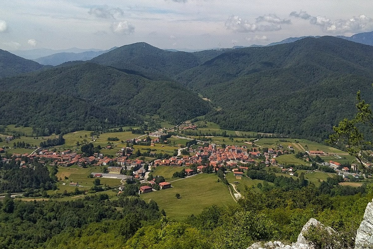 Bardineto, percorsi e panorami sui sentieri da trekking e mountain bike. Bardineto, paths and views on the hiking and mountain biking trails.