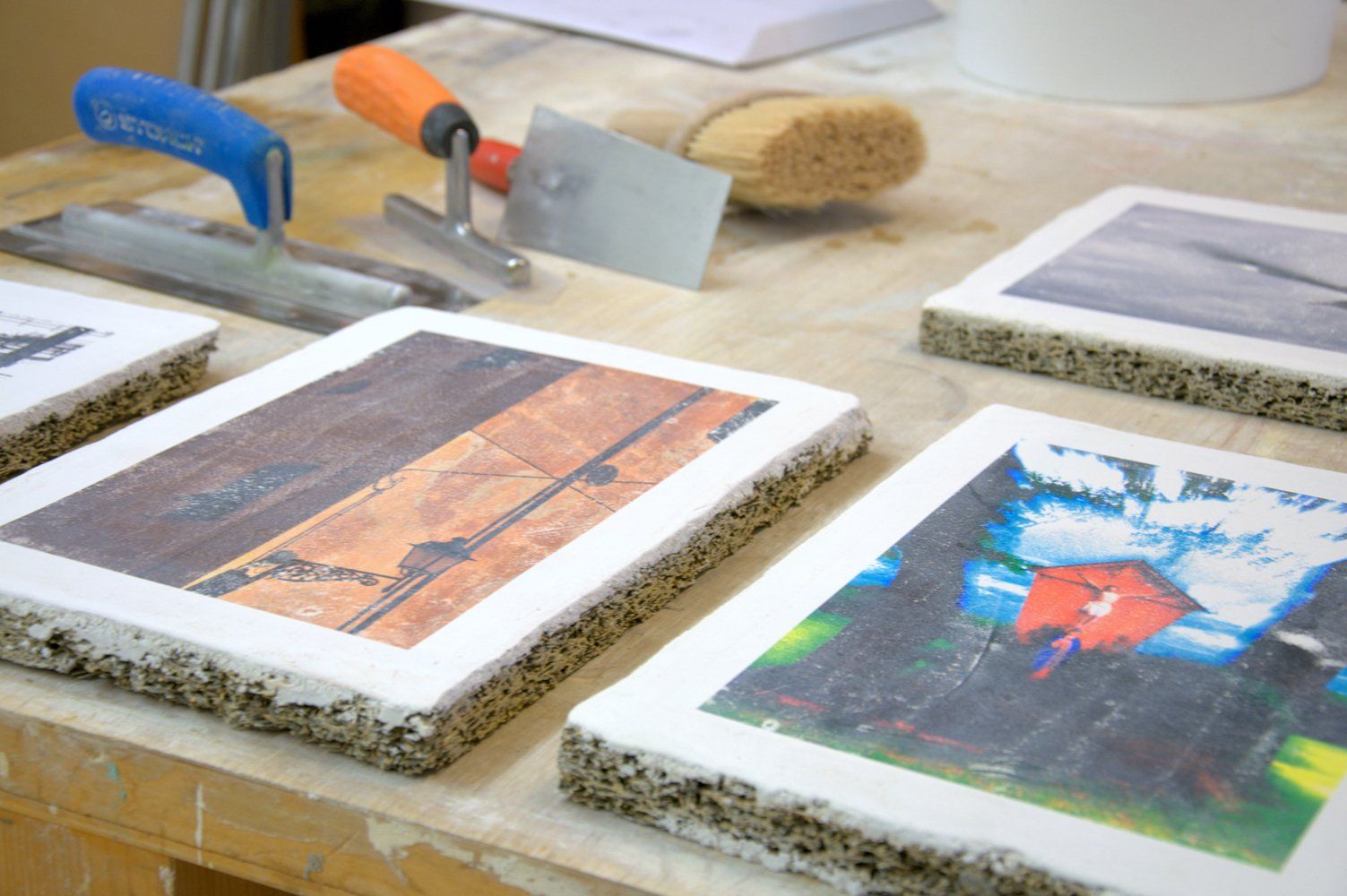 Fotofresko Bilder auf Werktisch mit Werkzeug