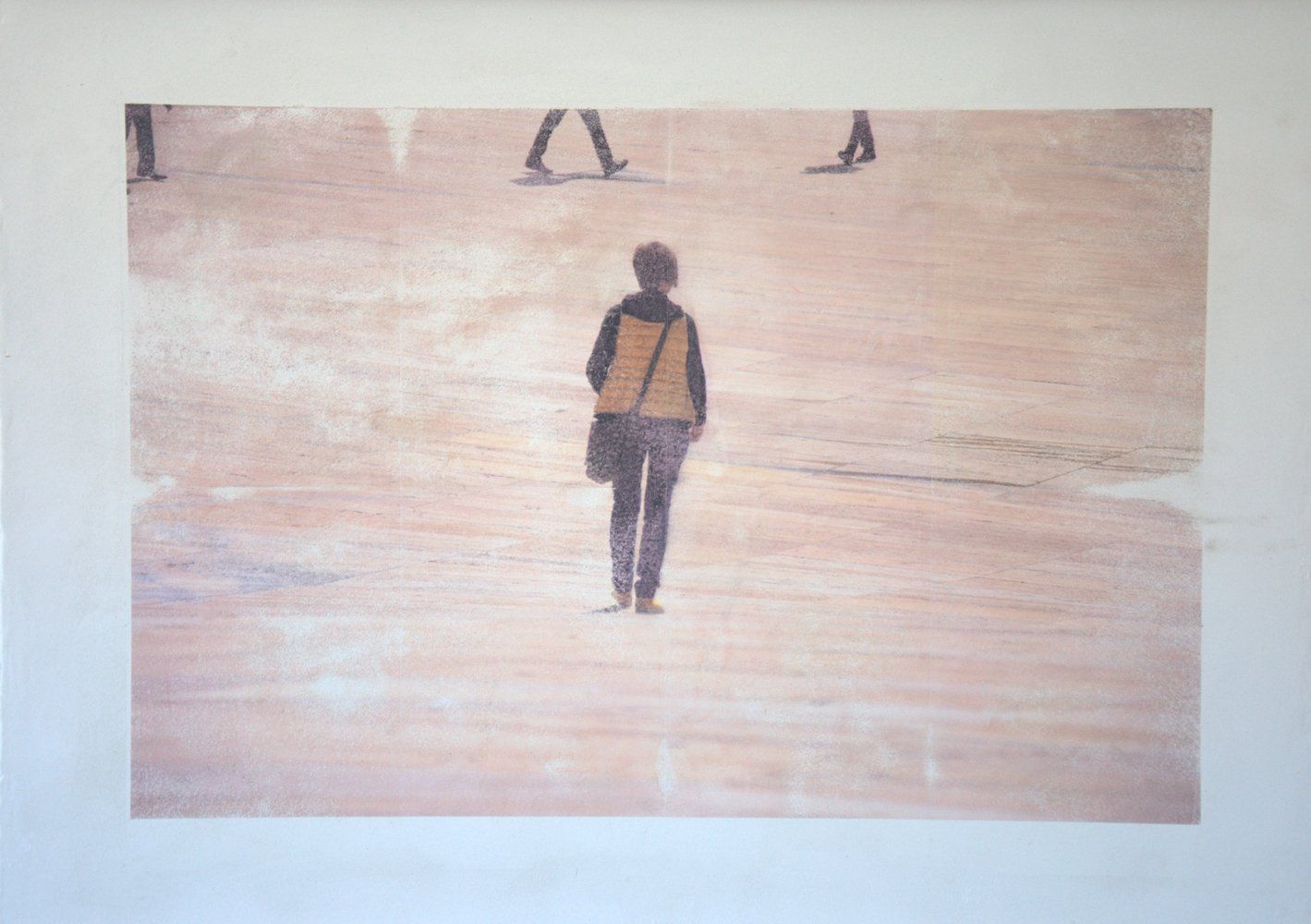 Fotofresko Frau auf Platz Beine von anderen Personen