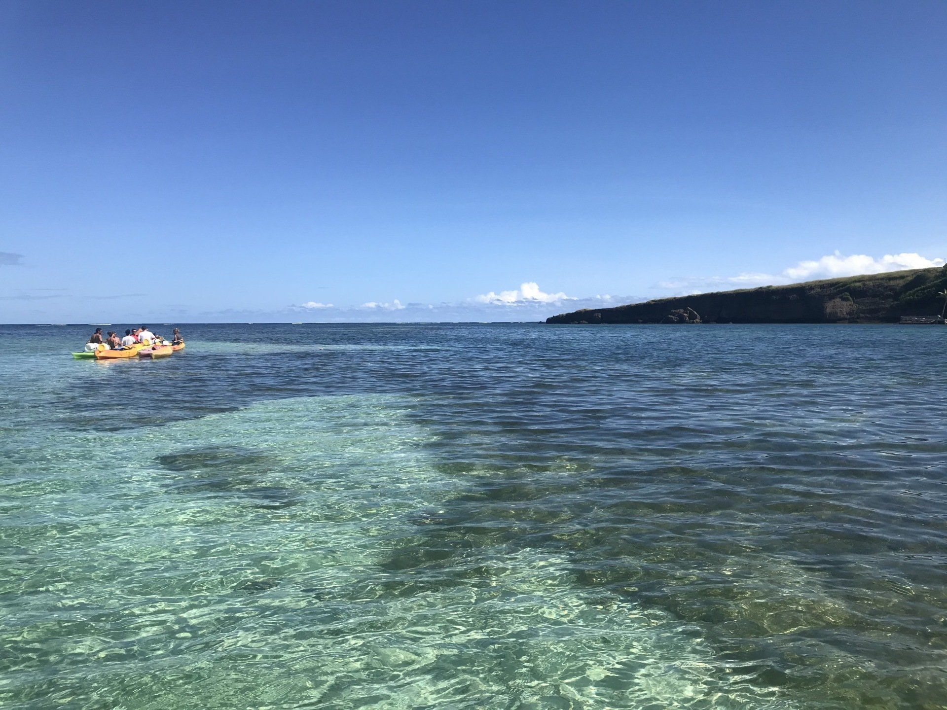 Les fonds blancs sous un grand ciel bleu, joyau naturel de la Martinique.