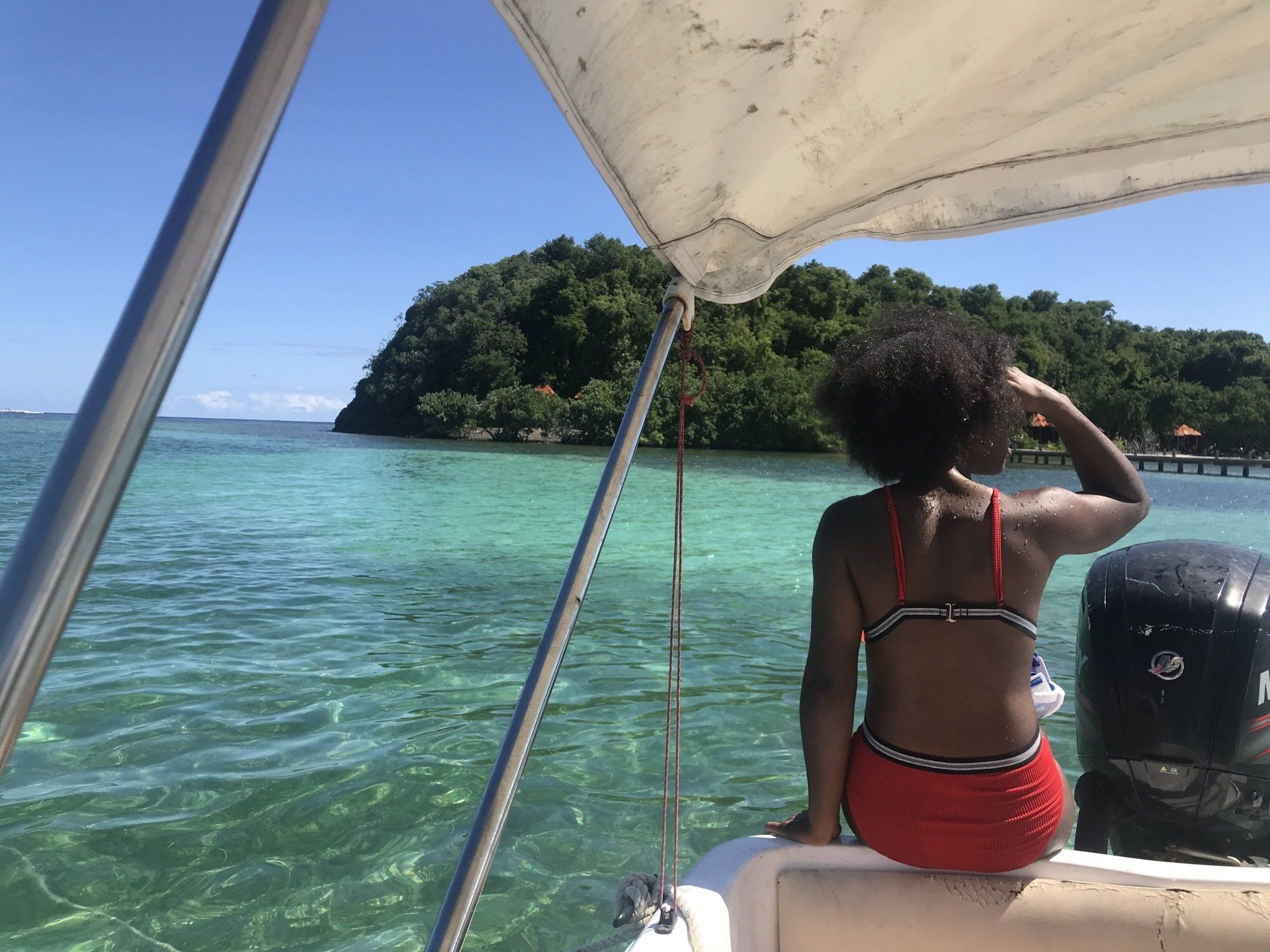 Touristes à bord du Naanouck aux Fonds Blancs en Martinique lors d’une excursion avec coteauvent.fr