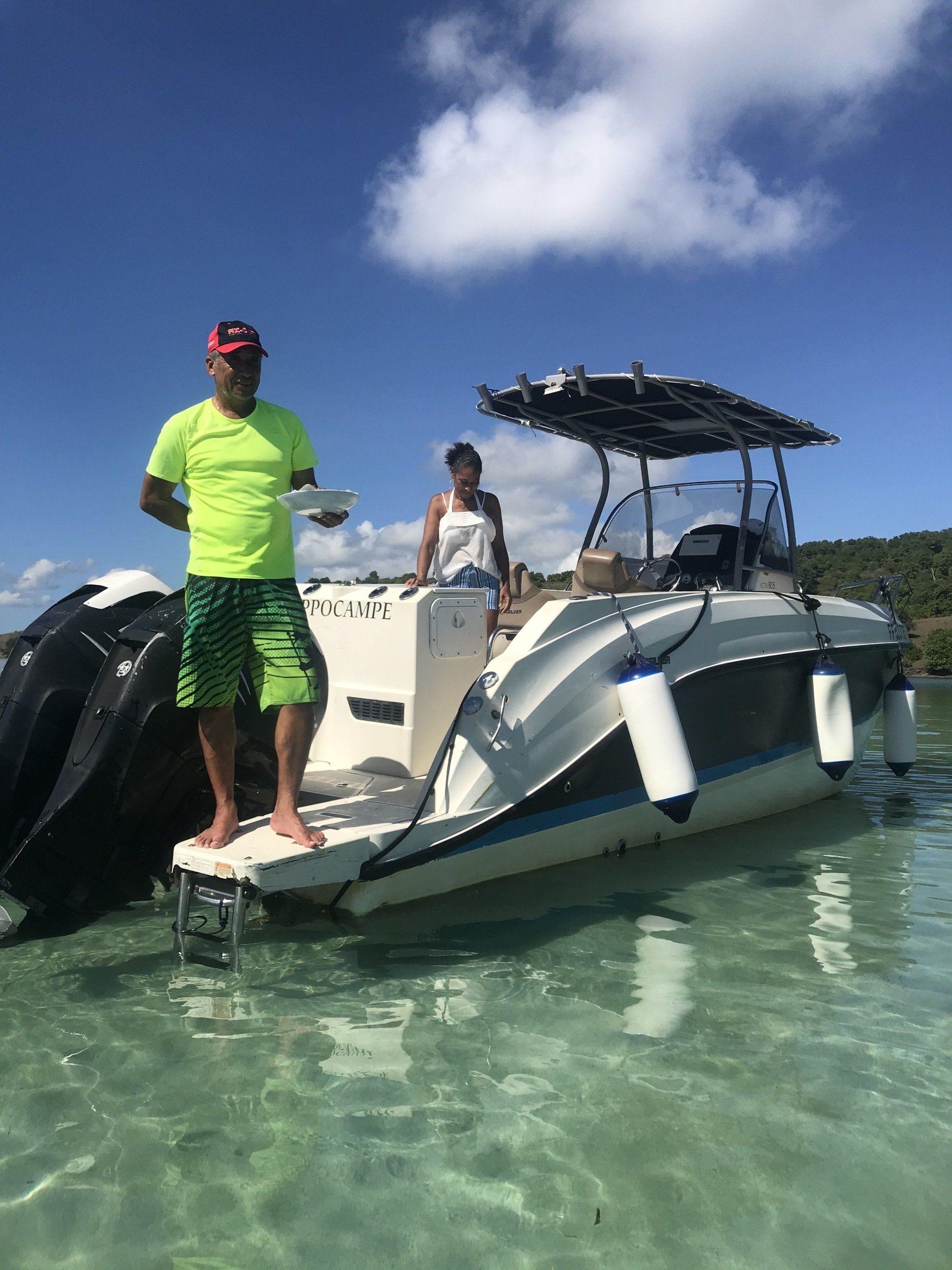 Le capitaine du bateau Hippocampe à bord, sur les eaux turquoise des fonds blancs en Martinique.