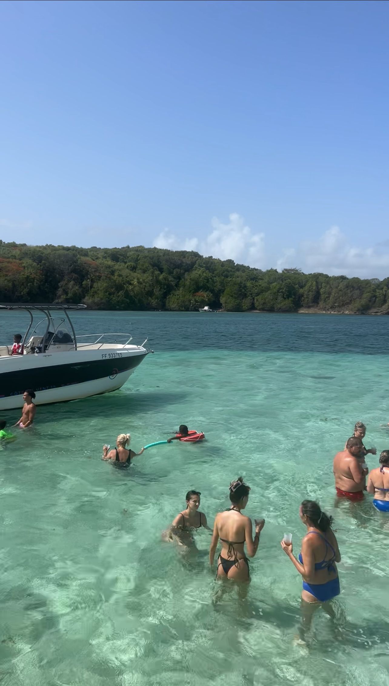 Baignade conviviale sur les Fonds Blancs de la Martinique lors d’une sortie en bateau avec coteauvent.fr