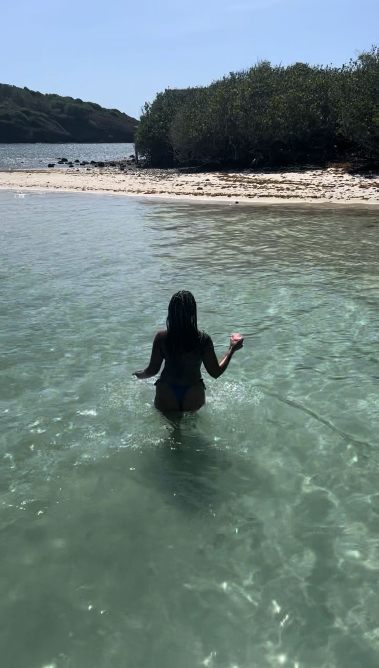 Instants suspendus sur les fonds blancs, un verre à la main, savourant la sérénité de la Martinique.