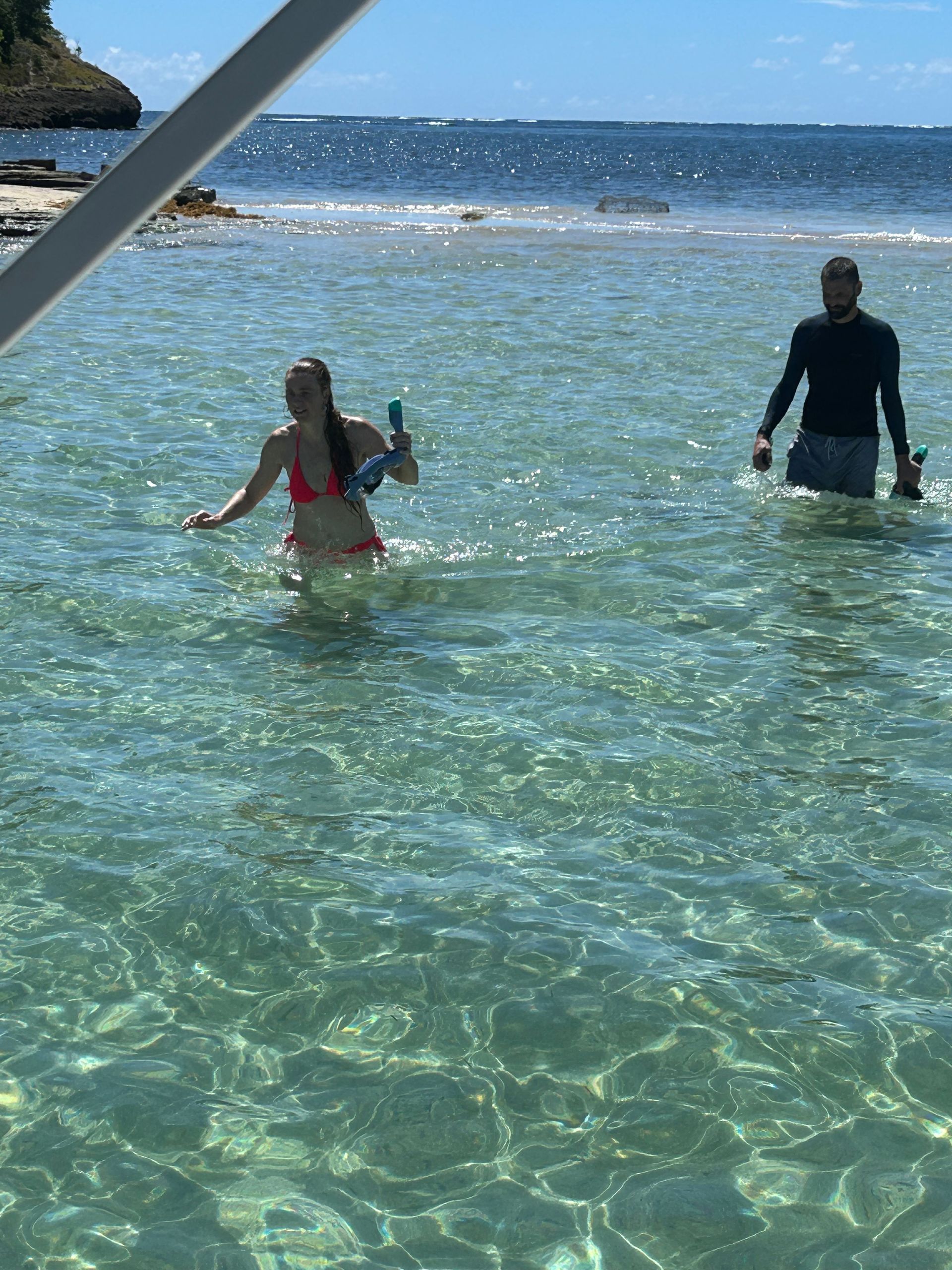 Baignade joyeuse à l’îlet Thierry : des visiteurs profitent des eaux turquoise et du soleil martiniquais.