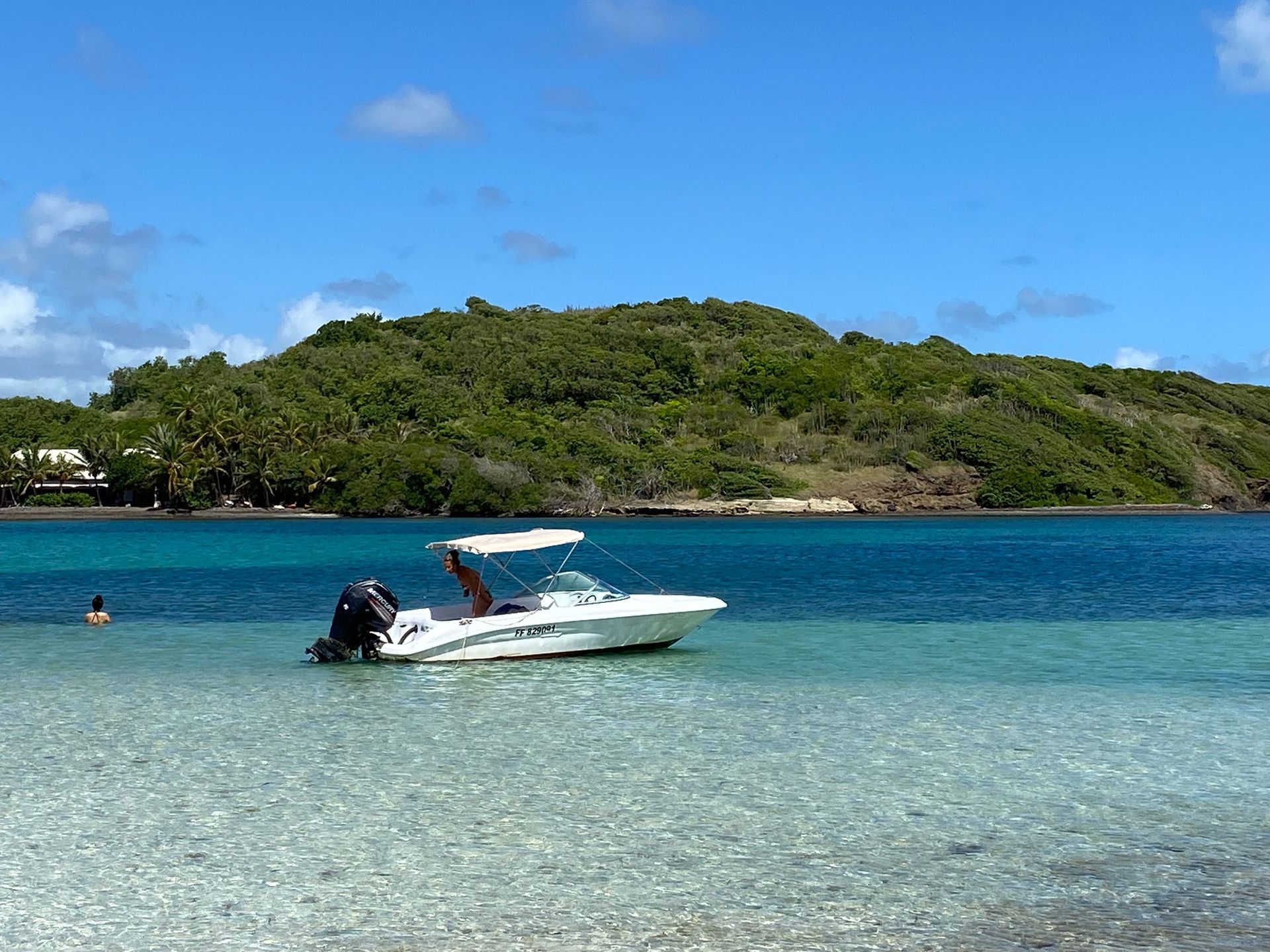 Petit bateau privatisé en excursion à la Baignoire de Joséphine avec Côte au Vent | coteauvent.fr