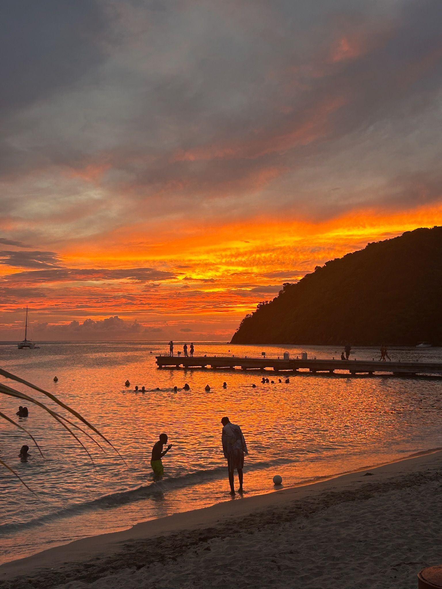 Coucher de soleil orange en Martinique aux couleurs feu avec Côte au Vent | coteauvent.fr
