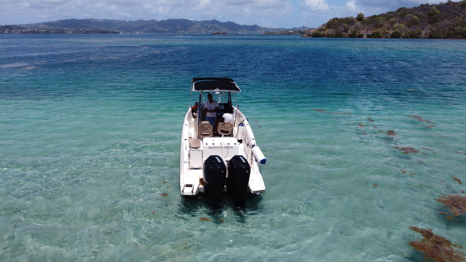 Bateau en excursion au mouillage sur les Fonds Blancs en Martinique, vue drone, avec Côte au Vent | coteauvent.fr