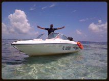 Le Naanouck, bateau de Côte au Vent, navigue sur les fonds blancs au François en Martinique.