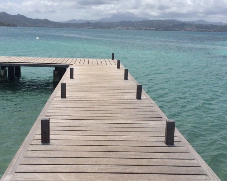 Moment de calme absolu sur le ponton de l’îlet Madame, isolé au cœur des lagons turquoise de la Martinique.