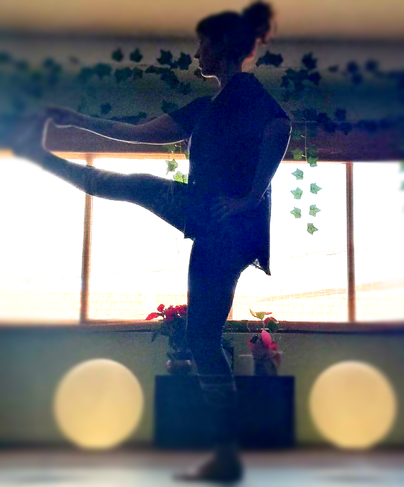 Eva en nuestro centro de Alpedrete enseñando posturas de Ashtanga yoga