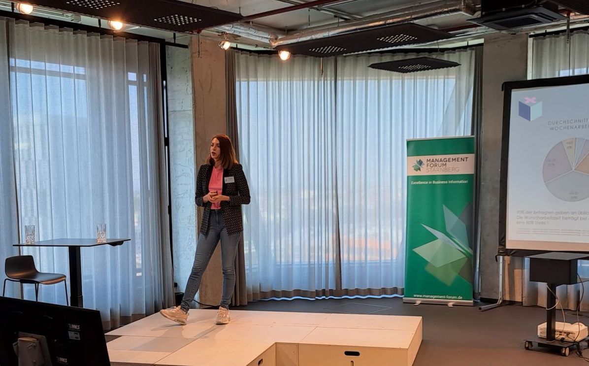 Office of Healing Architecture - Charleen Grigo bei einem Vortrag