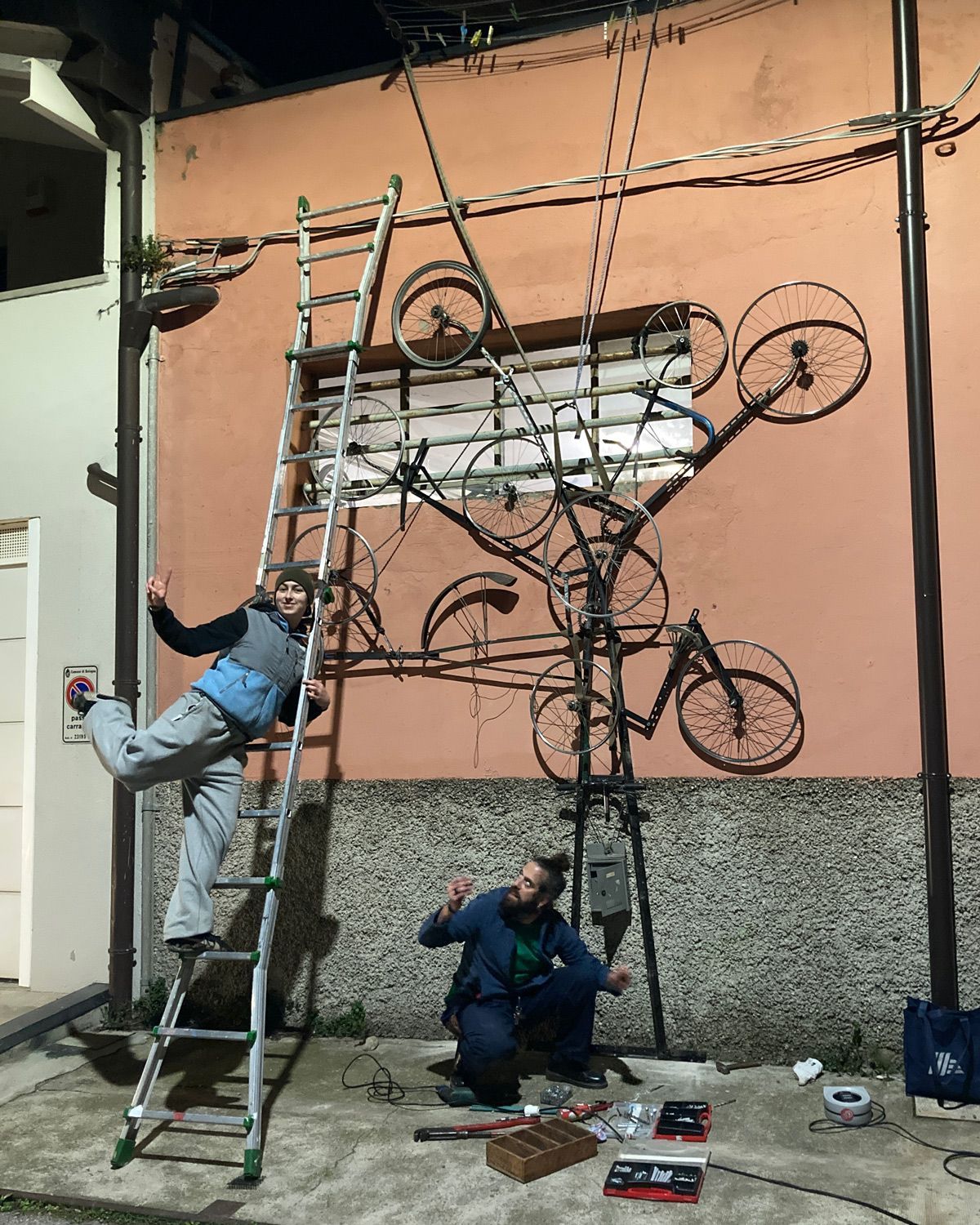 Readymade upcycling. Fahrradparkplatz gestaltet aus Fahradteilen ca. 3,5 m hoch und 4,5 m breit
