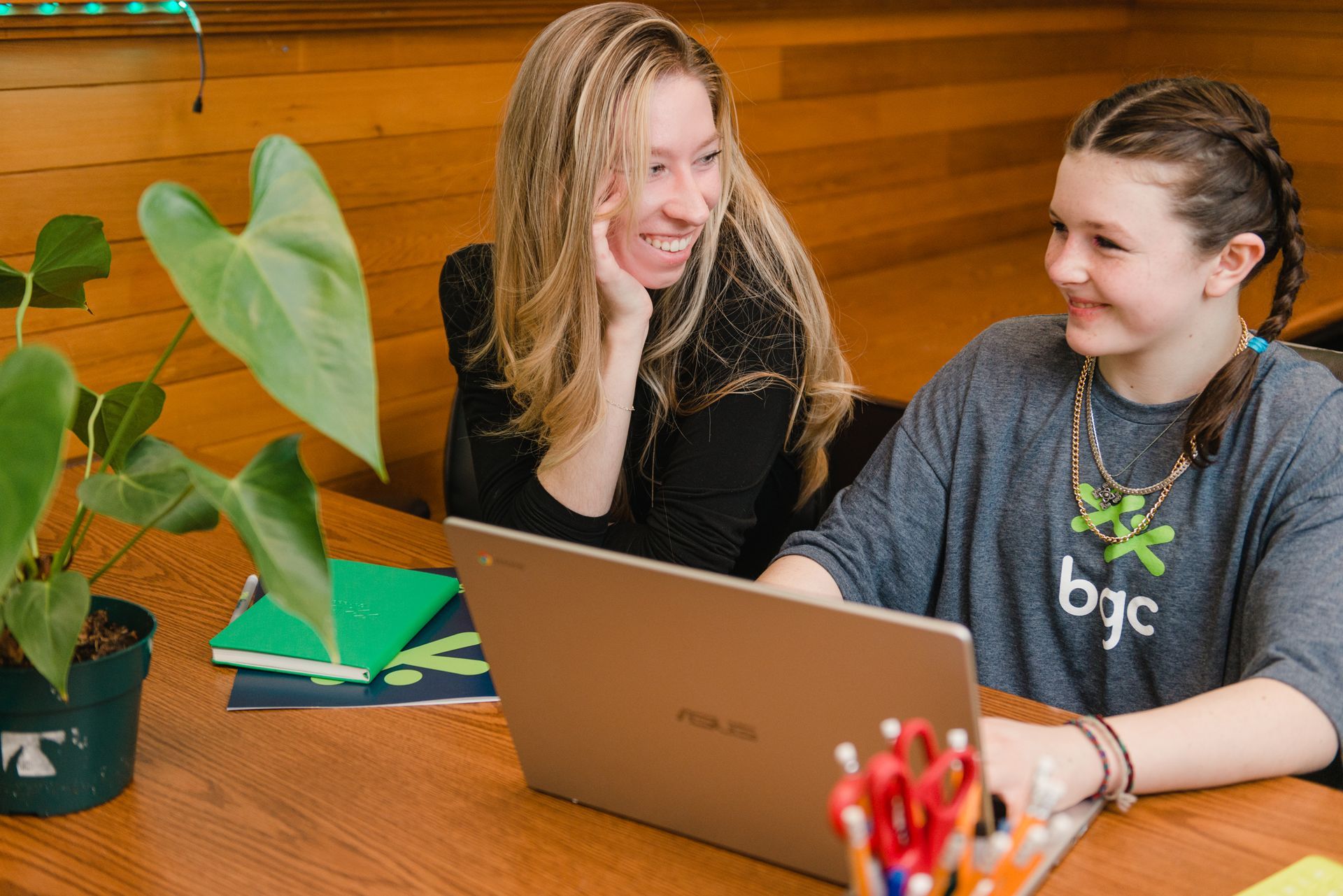 A volunteer tutoring a teen