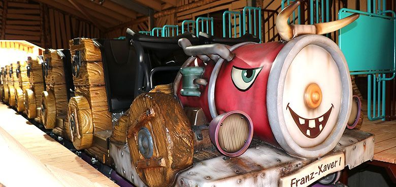 Der Bayern-Park präsentiert seine neue Familienachterbahn FirleFranz. FirlaFranz Achterbahn im Bayern-Park eröffnet.