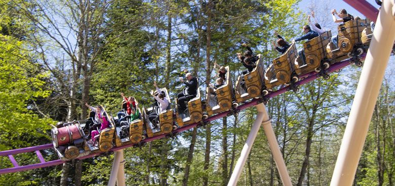 Familien-Achterbahn FirleFranz im Bayern-Park Der Open End Family Coaster FirleFranz bietet Nervenkitzel für die ganze Familie.