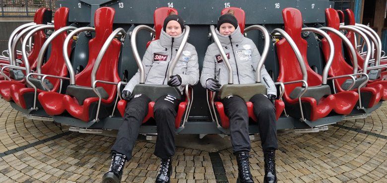 Julia und Stephanie Müller haben im Bayern-Park einen Weltrekord für den Guten Zweck im Bayern-Park aufgestellt. BJulia und Stephanie Müller haben im Bayern-Park einen Weltrekord für den Guten Zweck im Bayern-Park aufgestellt.