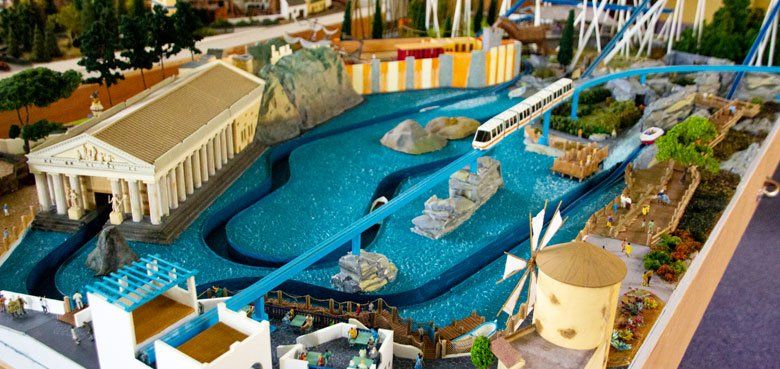 Die Wasserachterbahn Poseidon im Miniaturformat. Die Europa-Park Wasserachterbahn Poseidon im Miniaturformat.