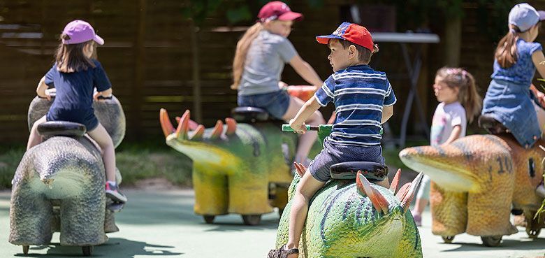 Dinoland - Mir dem Dino-Scooter ein paar Runden drehen. Dinoland Mir dem Dino-Scooter ein paar Runden drehen.