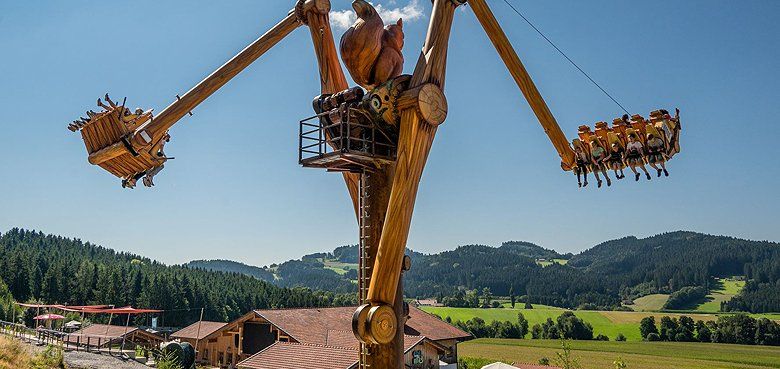 Momente der Schwerelosigkeit und Free-Fall-Effekt- auf der Superschaukel. Die Superschaukel im Freizeitpark Edelwies mit viel Airtime und Free-Fall-Effekt.