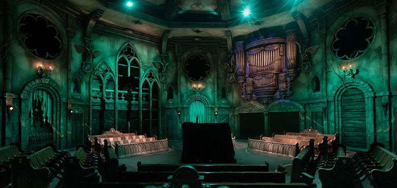 Efteling Danse Macabre Danse Macabre ist einzigartig thematisiert und mit spektakulären Fahrsystem ausgestattet.