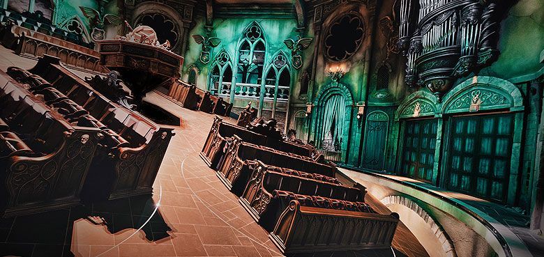 Attraktion Danse Macabre mit spektakulären Fahrsystem. Danse Macabre während der Fahrt.