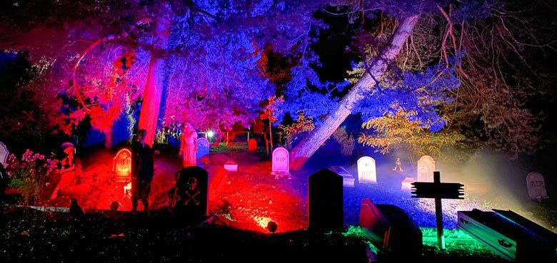 Gruselige Illuminationen am Abend im Eifelpark Gondorf. Gruselige Illuminationen am Abend im Eifelpark Gondorf.