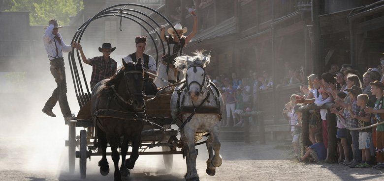 Serengeti-Park Hodenhagen Die Abenteuer Safari hat es in sich - hier warten über 40 Fahrgeschäfte auf die Besucher