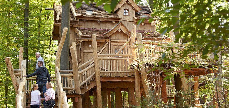 Vier weitere Baumhäuser im Erlebnispark. Die Übernachtungsmöglichkeiten im Natur-Resort wurden kurz vor den Ferien um vier weitere Baumhäuser ergänzt