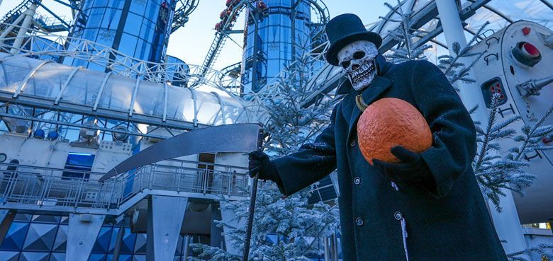Unheimliche und weihnachtliche Stimmung im Europa-Park - das ist HalloWinter Unheimliche Gestalten und Weihnachtsstimmung im Europa-Park