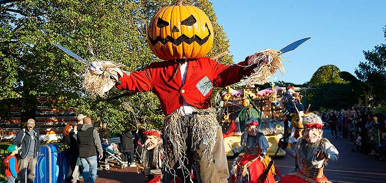 Europa-Park Halloween 180.000 Kürbisse tauchen den Freizeitpark in ein sattes Orange. Europa-Park Halloween 180.000 Kürbisse tauchen den Freizeitpark in ein sattes Orange.